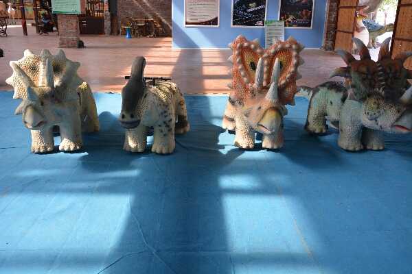 恐龍電瓶滑滑車