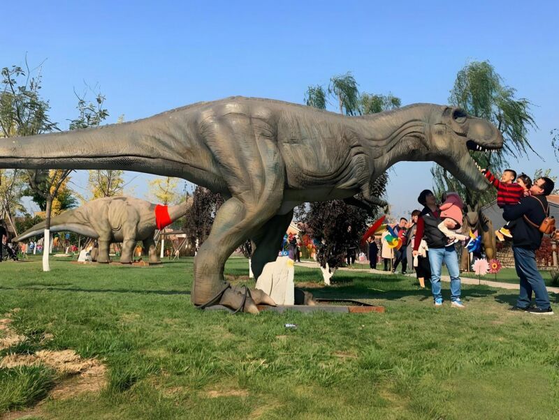 國慶假期恐龍主題公園遊客如織