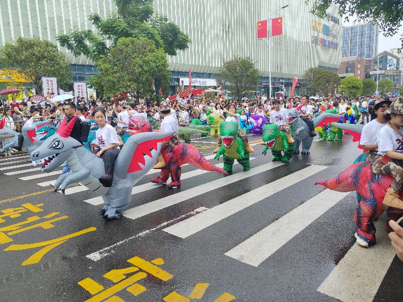 遊行活動：充氣恐龍衣服、機器恐龍與恐龍氣球的奇幻之旅