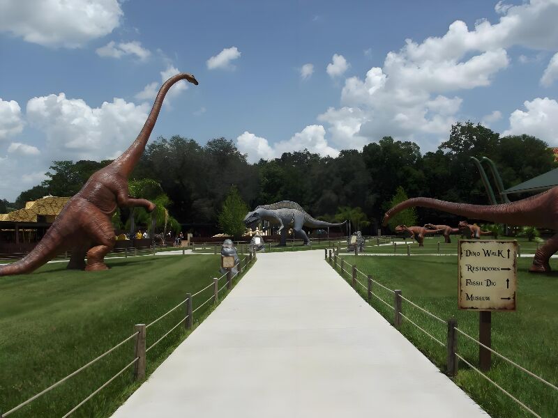 河南西峽恐龍遺迹園：現實版 “侏羅紀公園” 的戶外仿真恐龍展